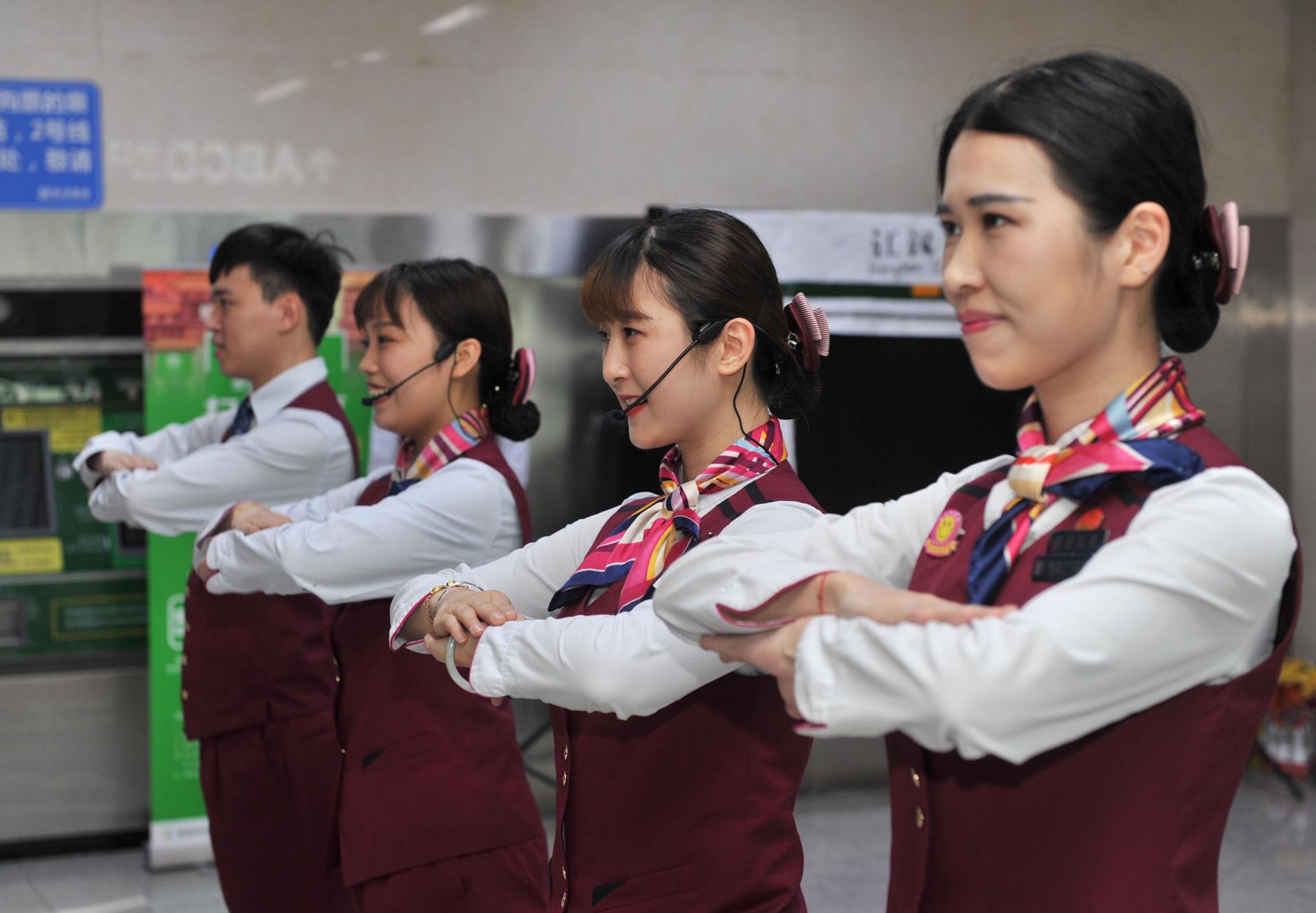 規范服務禮儀，全心全意為您服務